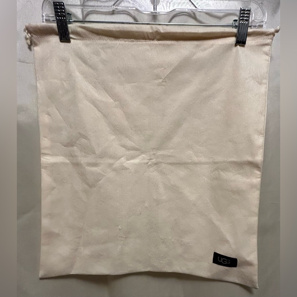 UGG dust cover